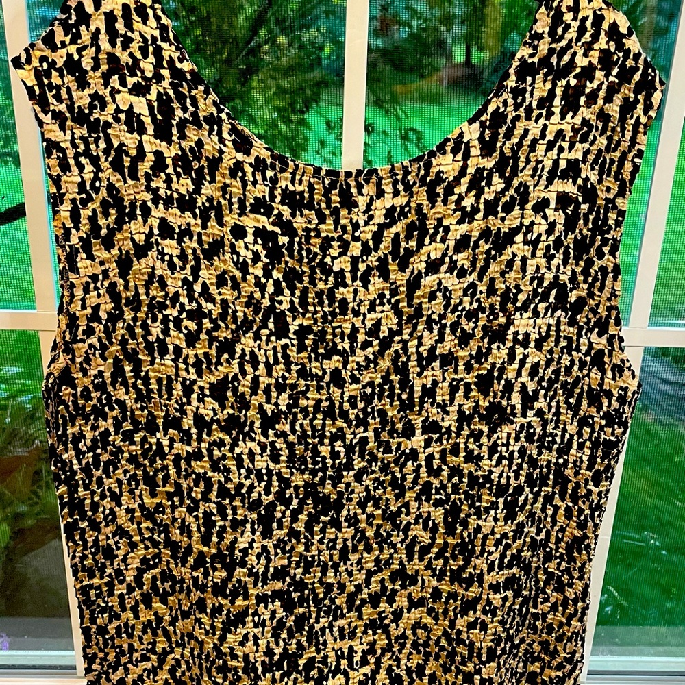 Cute comfortable leopard print sleeveless blouse
